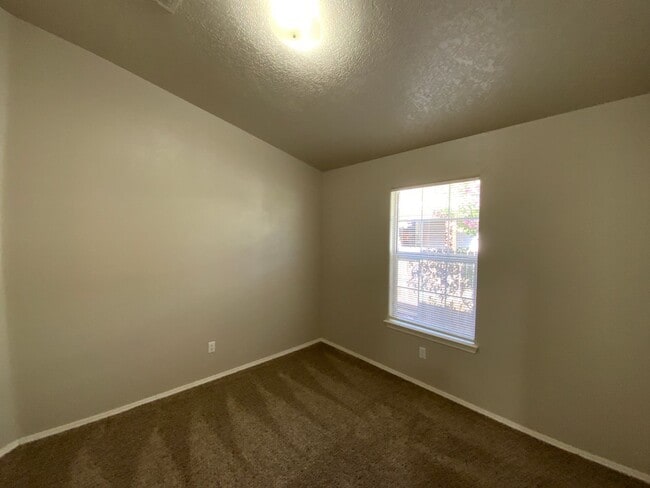 Building Photo - 3 Bedroom Single Story Home Near Unser Blv...