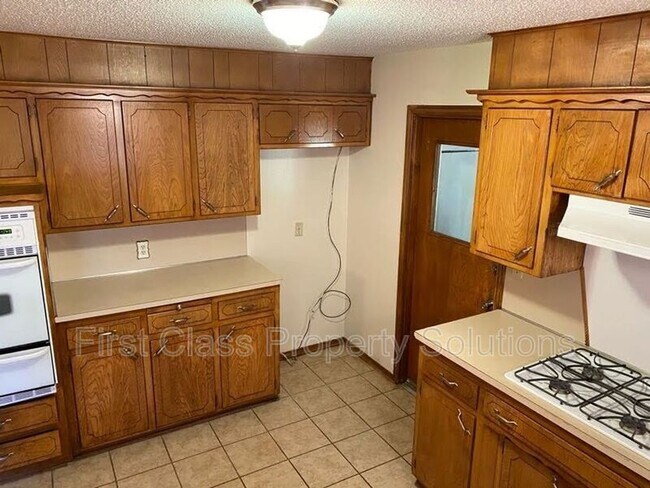 Building Photo - 6300 N Wildewood Dr