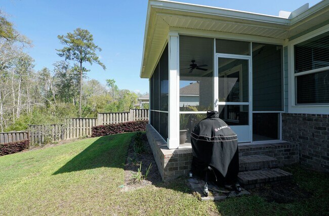 Building Photo - Central Freeport Location with Community Pool