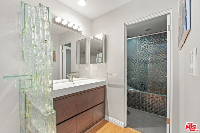 Building Photo - 1015 Marine St