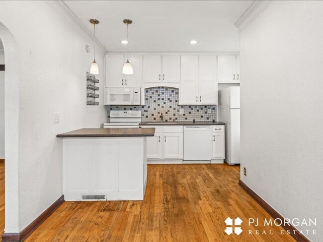 Building Photo - 2 bedroom, 1.5 Bathroom House Available Im...