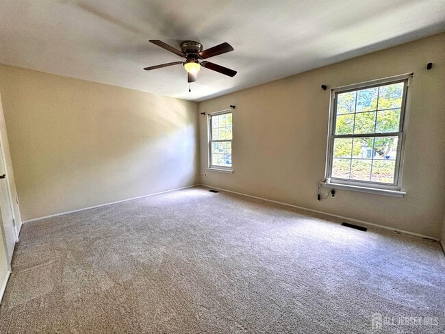 Building Photo - 4 Pond View Dr