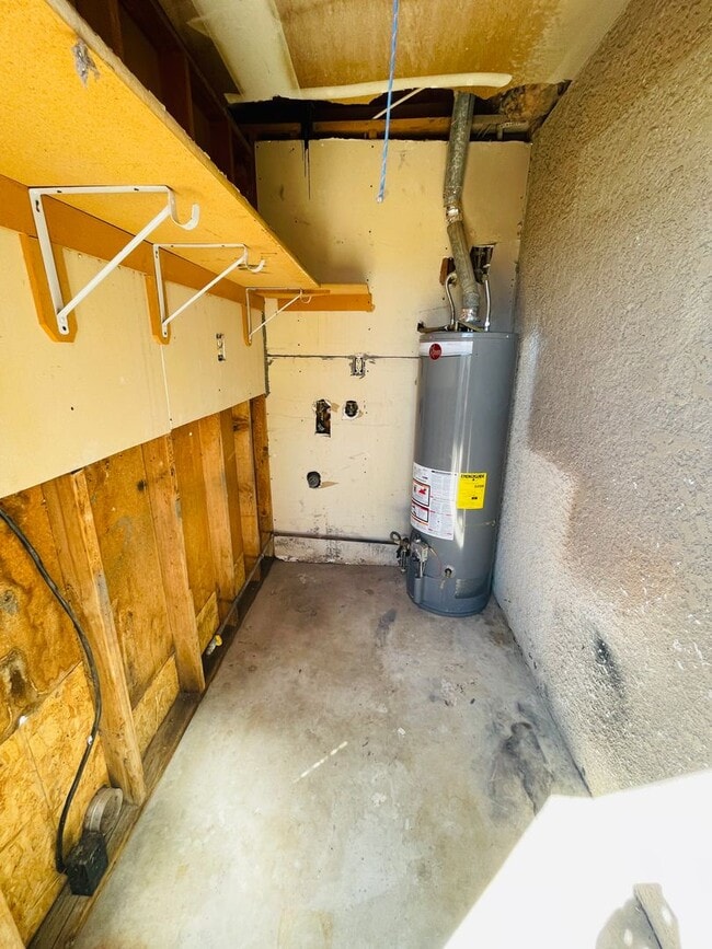 Building Photo - Two Bedroom With A/C, Fenced Yard and Wash...