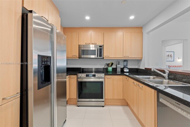 Building Photo - 225 Collins Ave