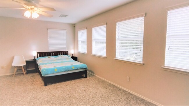 Spacious & bright 5th bedroom - 5802 Edinburg Dr