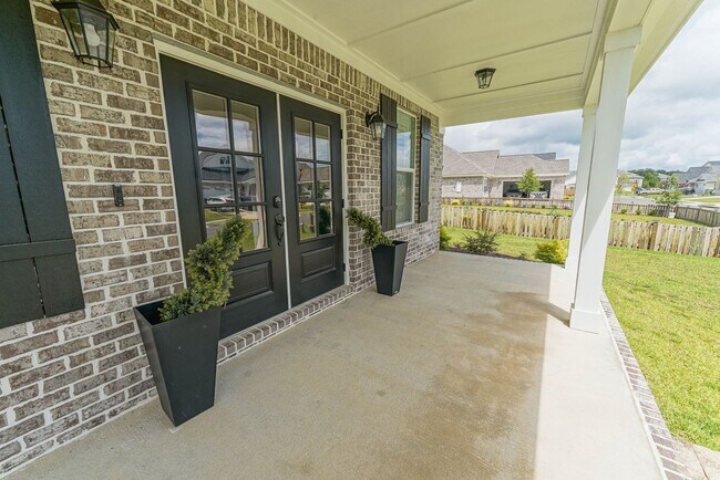 Building Photo - Available end of January in beautiful Summ...