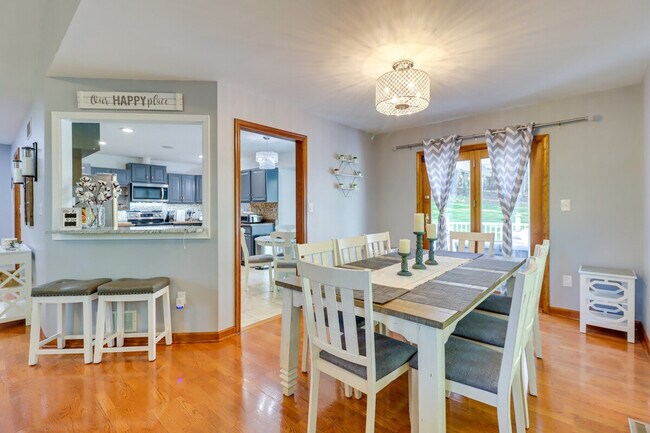 Building Photo - 1530 Wooded Acres Dr