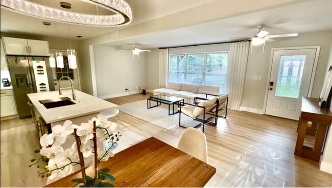 Building Photo - 1605 Ivy Dr