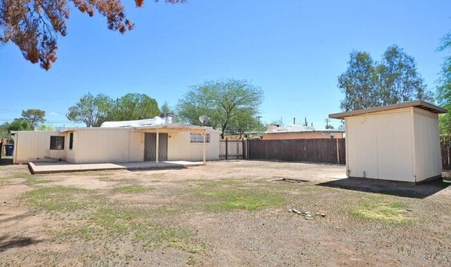 Building Photo - 4 bedroom/2 bath home on large lot near Alvernon/Grant!