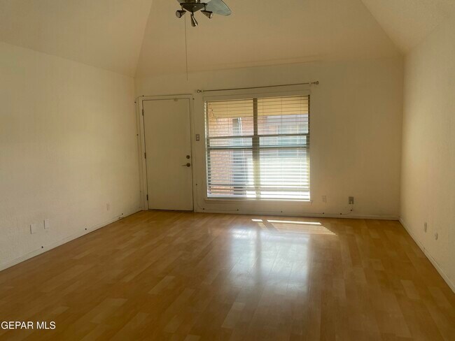 Building Photo - 4433 N Stanton St