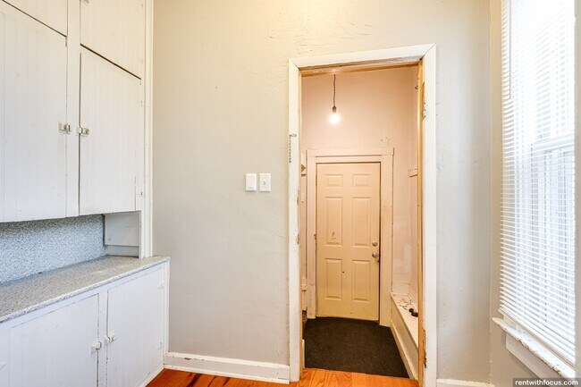 Building Photo - 218 E 8th St