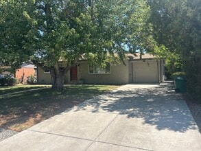 Building Photo - Updated 4 Bed Home with Finished Basement, Central A/C & Fenced Yard in Lakewood!