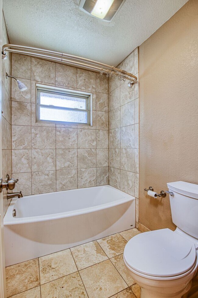 Building Photo - Stunning eastside rental in highly desirable area!