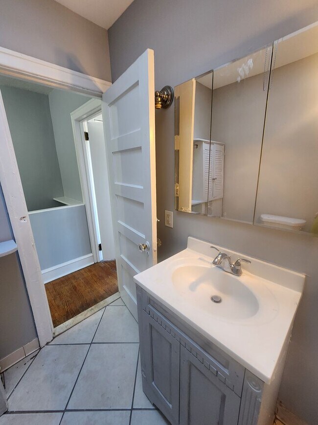 Building Photo - East Oak Lane House for rent with front porch and rear yard