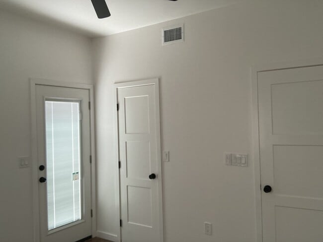 Building Photo - 1050 E Water St