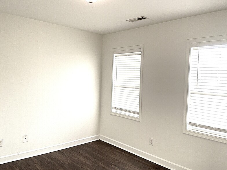 Building Photo - 10 Thornbury Dr