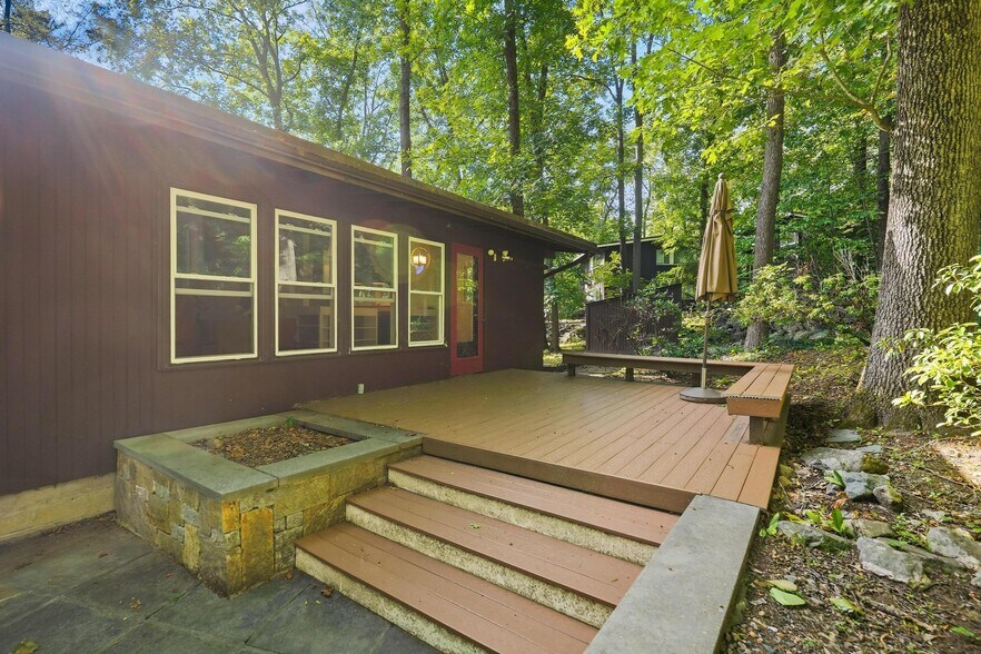 Building Photo - 30 Peacock Farm Rd
