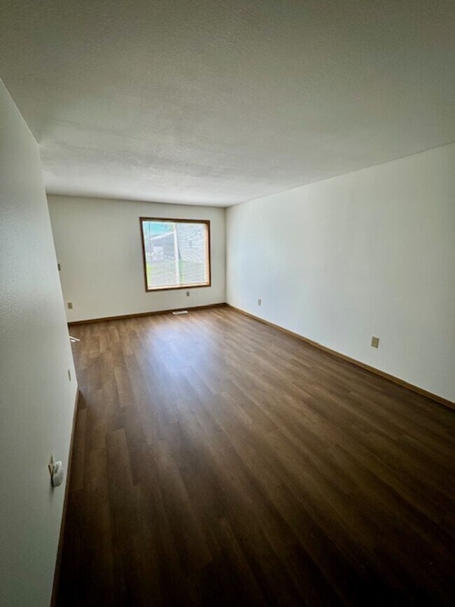 Building Photo - 3 Bedroom 1.5 Bathroom 4plex