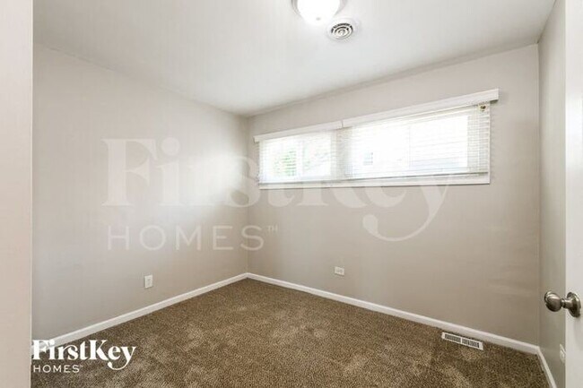 Building Photo - 9358 S Richmond Ave