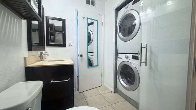 Building Photo - Charming 1 bed 1 bath condo on bottom floor