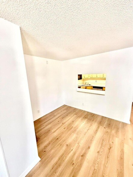 Building Photo - 13750 Oneida Dr