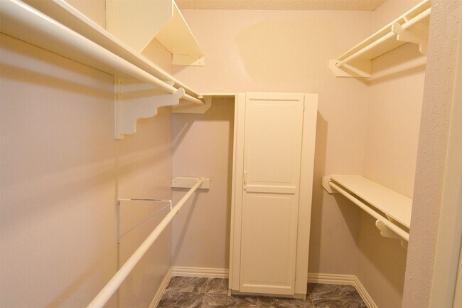 Building Photo - 6219 Gladewell Dr