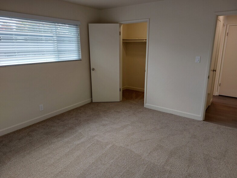 Building Photo - 1100 Ranchero Way