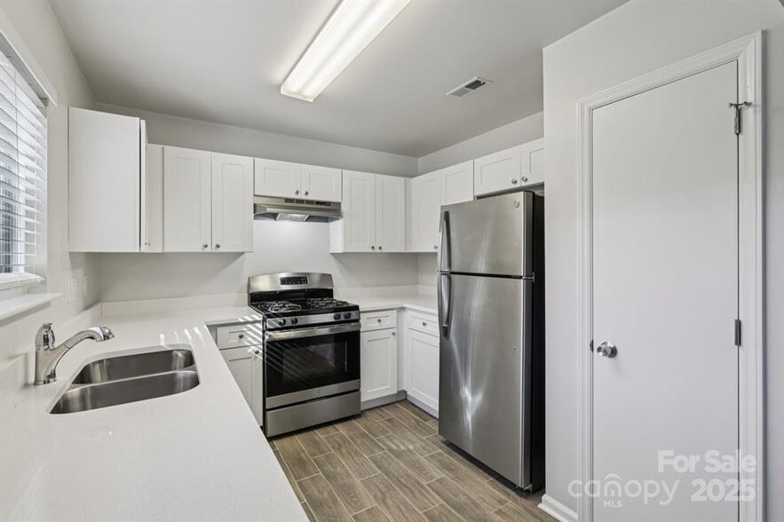 Building Photo - 7030 Huntsmaster Dr