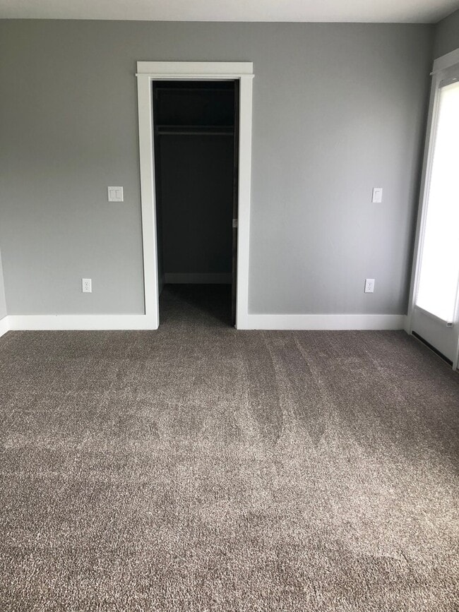 Building Photo - 3 Bedroom, 2 1/2 Bathroom Townhouse -2 weeks free rent with 1-year lease-