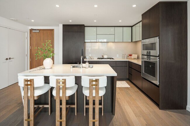 Building Photo - 2Bd/1.75Ba Bellevue Condo