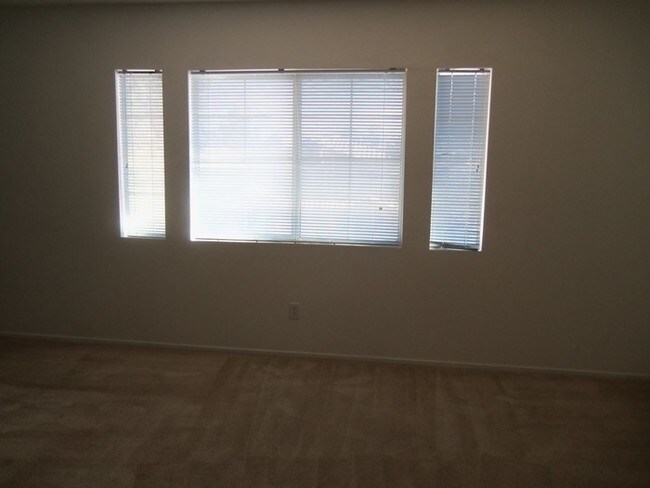 Building Photo - 3454 Middle View