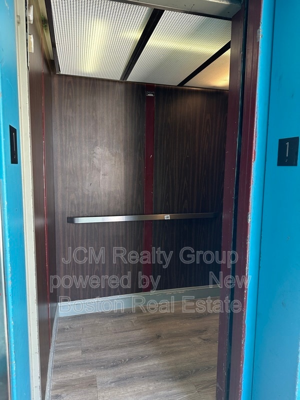 Building Photo - 191 N Common St