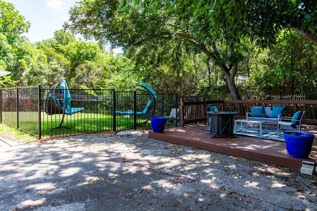 Building Photo - 2728 Chadwick Dr