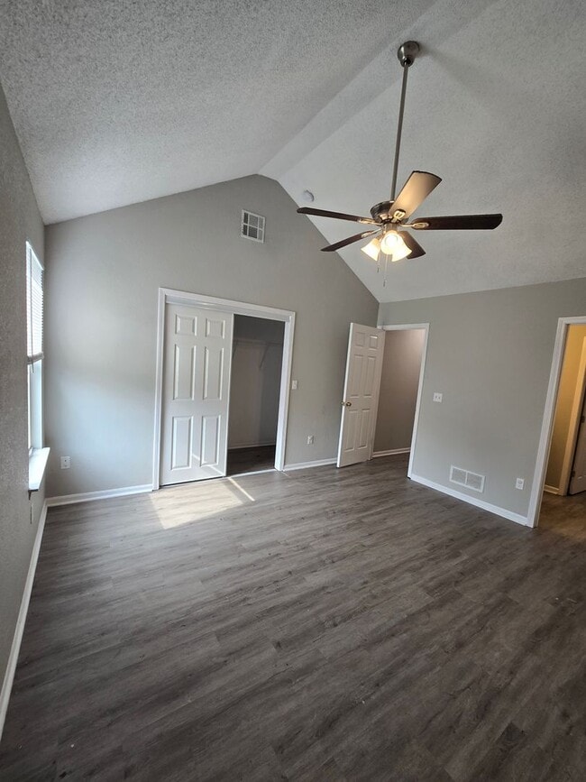 Building Photo - Renovated Duplex for rent