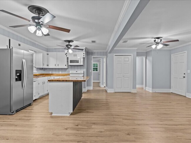 Building Photo - 302 Cedar Dr