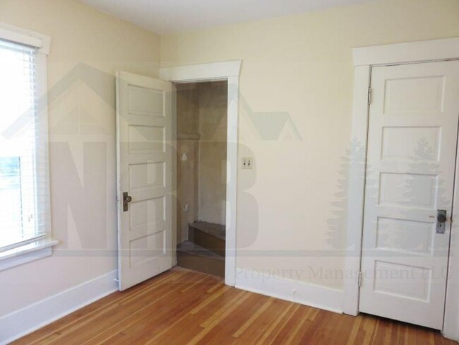 Building Photo - Stunning 2 bd 1 ba House with a basement a...