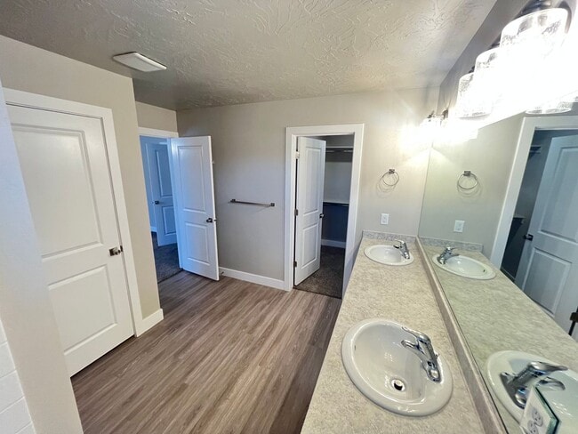 Building Photo - Cedar Bend End Unit