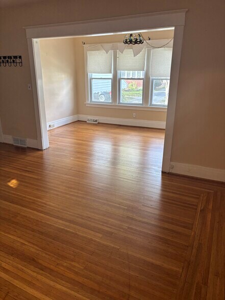 Building Photo - 275 Sterling Ave