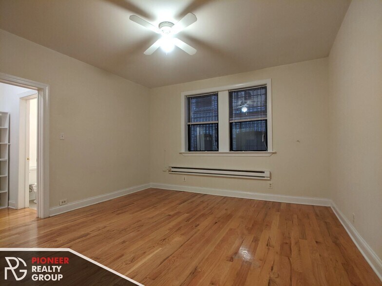 Building Photo - 546 W Wellington Ave