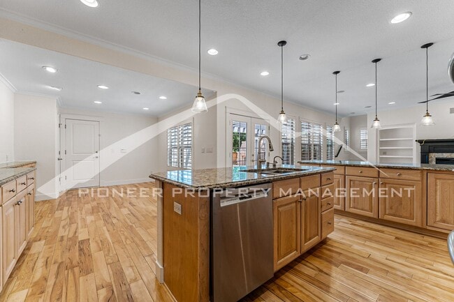 Building Photo - Gorgeous Home with Central AC and Washer/Dryer