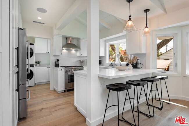 Building Photo - 527 S Bentley Ave