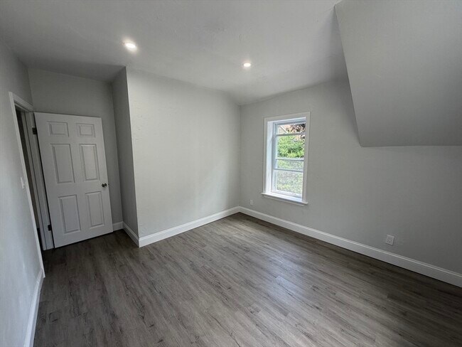 Building Photo - 75 Draper Ave