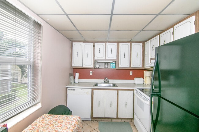 Building Photo - 39 Burgundy A