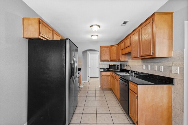 Building Photo - Beautiful Spacious Home w/ Community Clubhouse and Pool!