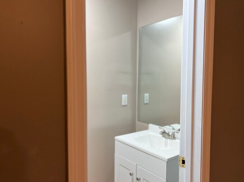 Building Photo - 112 Creekview Trl