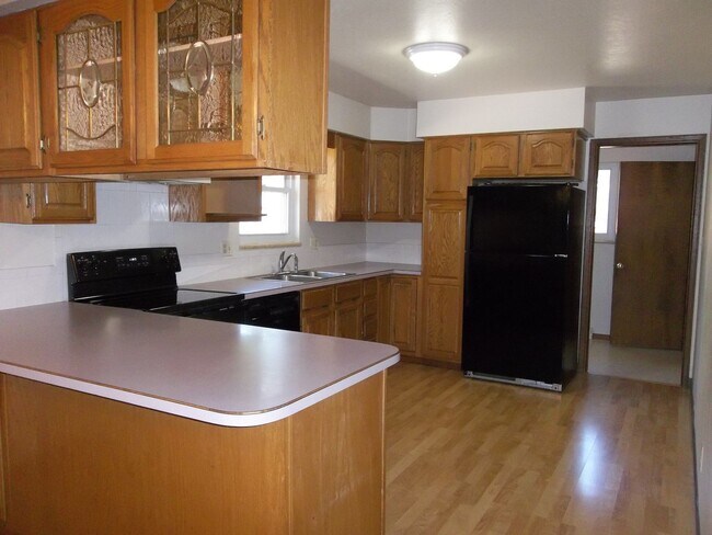 Building Photo - Spacious 3 Bed, 2 Bath Ranch Home with Sunroom and 2-Car Garage