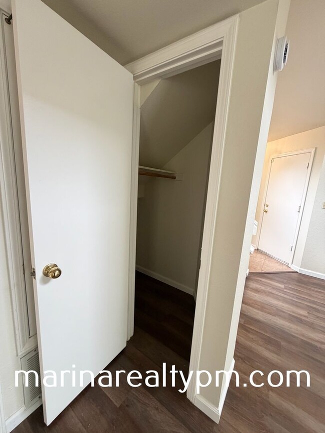 Building Photo - Glen Cove Beauty 3 bed 2.5  bath 2 Story home in established neighborhood