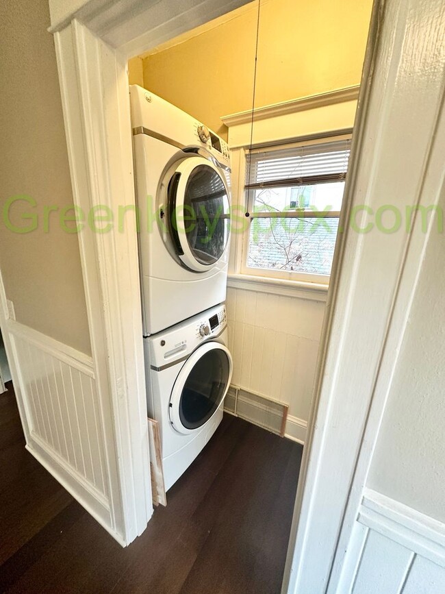 Building Photo - Beautiful Top Floor of Duplex in SW Portland