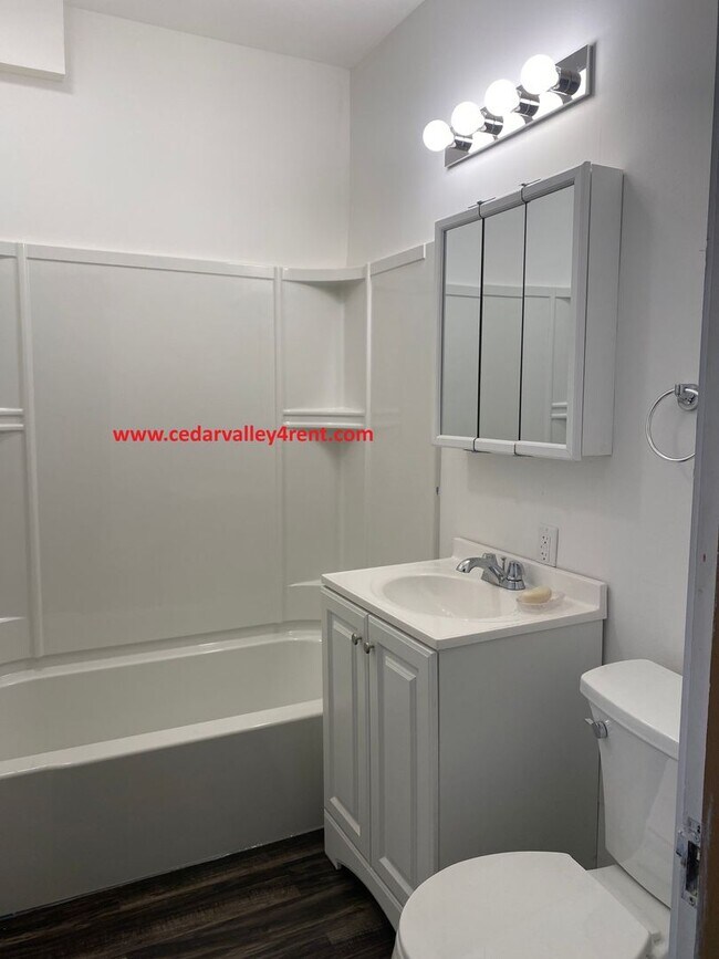 Building Photo - 218 Pleasant St