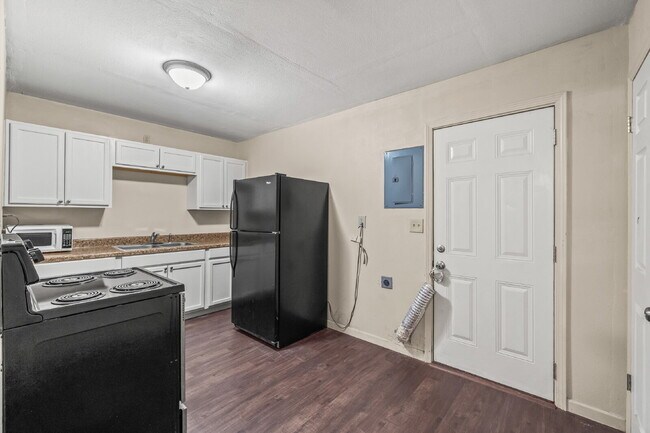 Building Photo - Large Efficiency w/ Loft, Minutes from TTU & Medical District
